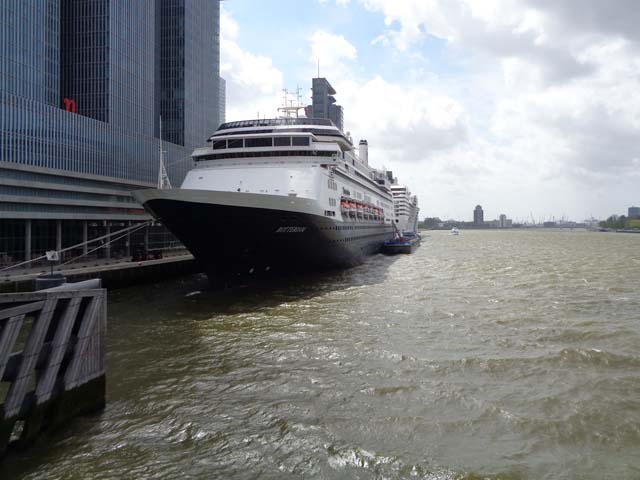 Cruiseschip ms MSC Orchestra van MSC Cruises aan de Cruise Terminal Rotterdam